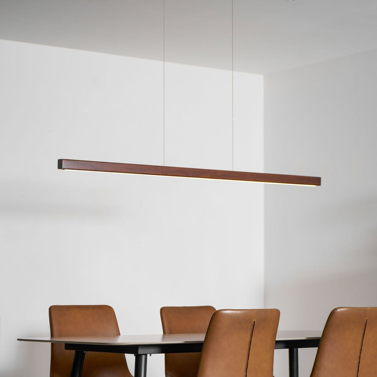 Lineaire houten hanglamp met ingebouwde led voor eetkamer en kookeiland, balkmodel, natuurlijke afwerking, verstelbare kabels, modern interieur | Thomler