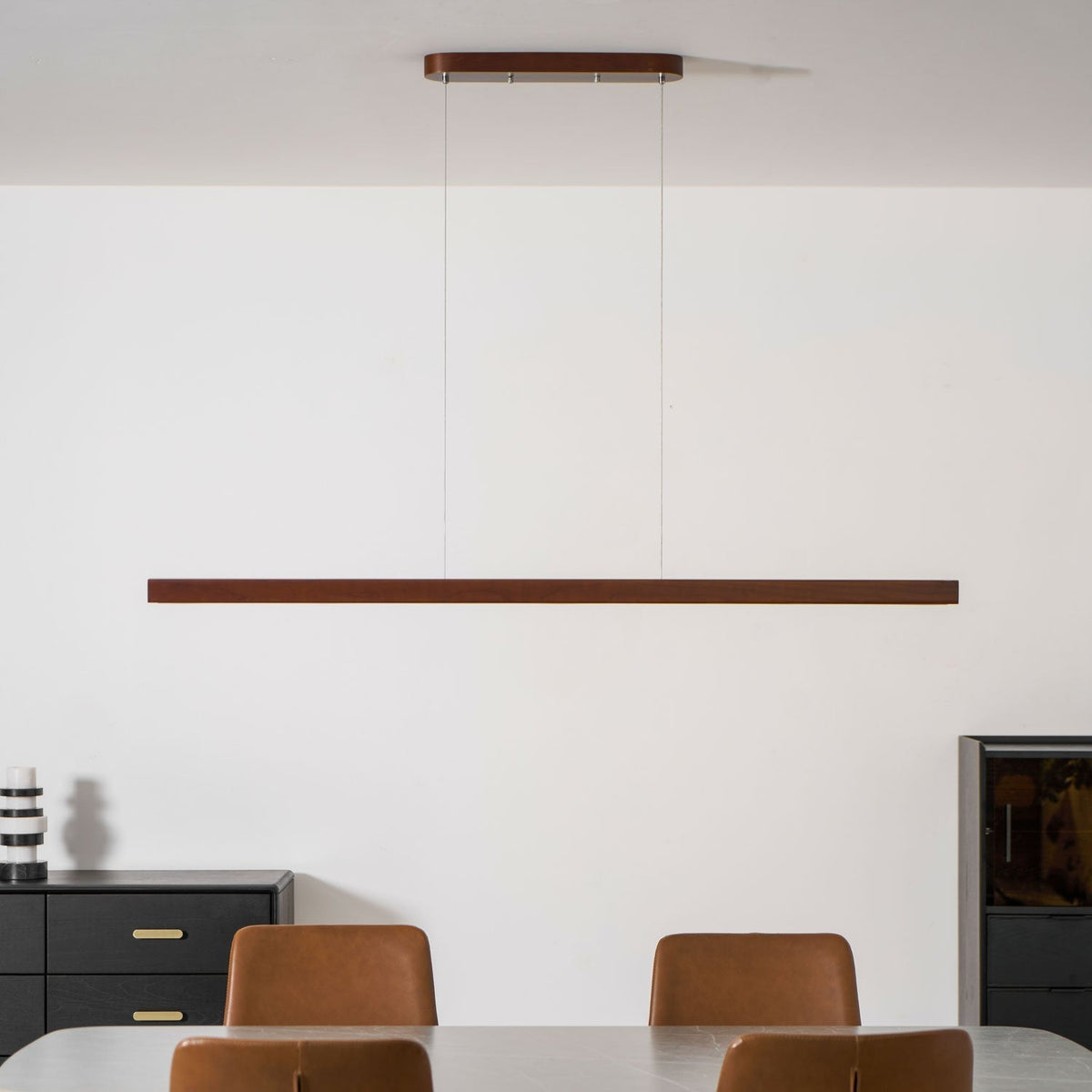 Lineaire houten hanglamp met ingebouwde led voor eetkamer en kookeiland, balkmodel, natuurlijke afwerking, verstelbare kabels, modern interieur | Thomler
