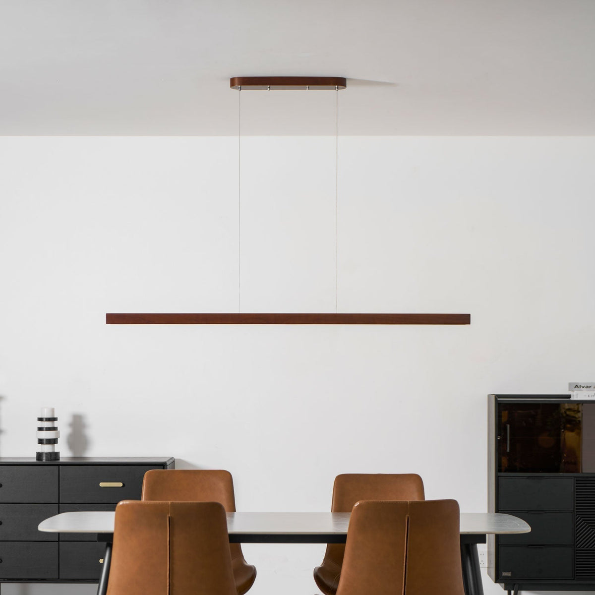 Lineaire houten hanglamp met ingebouwde led voor eetkamer en kookeiland, balkmodel, natuurlijke afwerking, verstelbare kabels, modern interieur | Thomler
