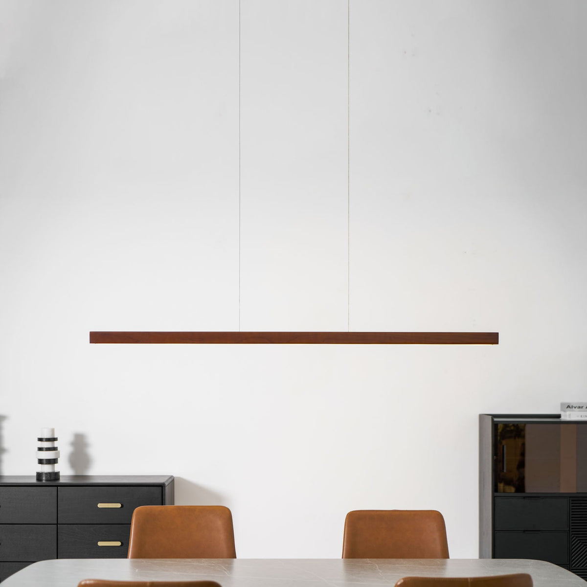 Lineaire houten hanglamp met ingebouwde led voor eetkamer en kookeiland, balkmodel, natuurlijke afwerking, verstelbare kabels, modern interieur | Thomler