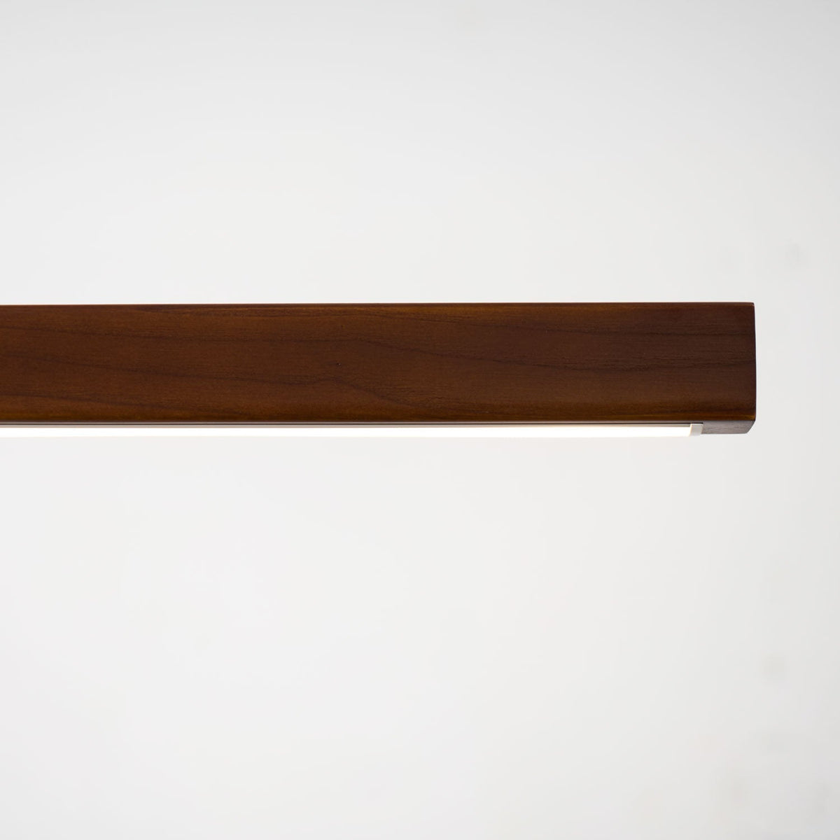 Lineaire houten hanglamp met ingebouwde led voor eetkamer en kookeiland, balkmodel, natuurlijke afwerking, verstelbare kabels, modern interieur | Thomler