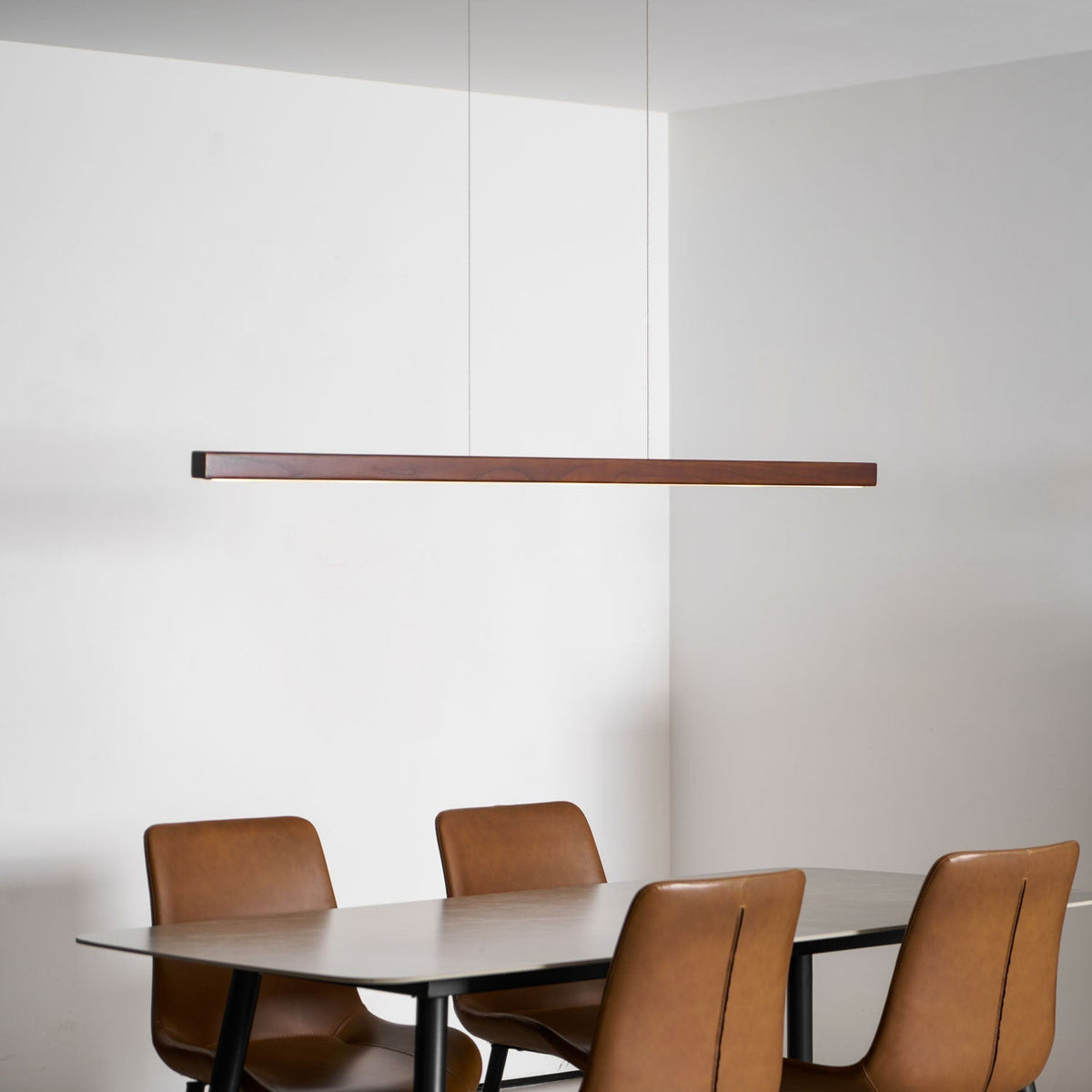 Lineaire houten hanglamp met ingebouwde led voor eetkamer en kookeiland, balkmodel, natuurlijke afwerking, verstelbare kabels, modern interieur | Thomler
