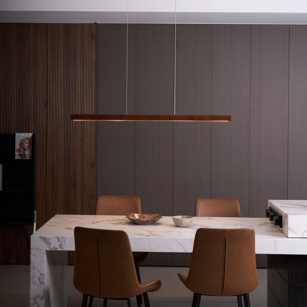 Lineaire houten hanglamp met ingebouwde led voor eetkamer en kookeiland, balkmodel, natuurlijke afwerking, verstelbare kabels, modern interieur | Thomler