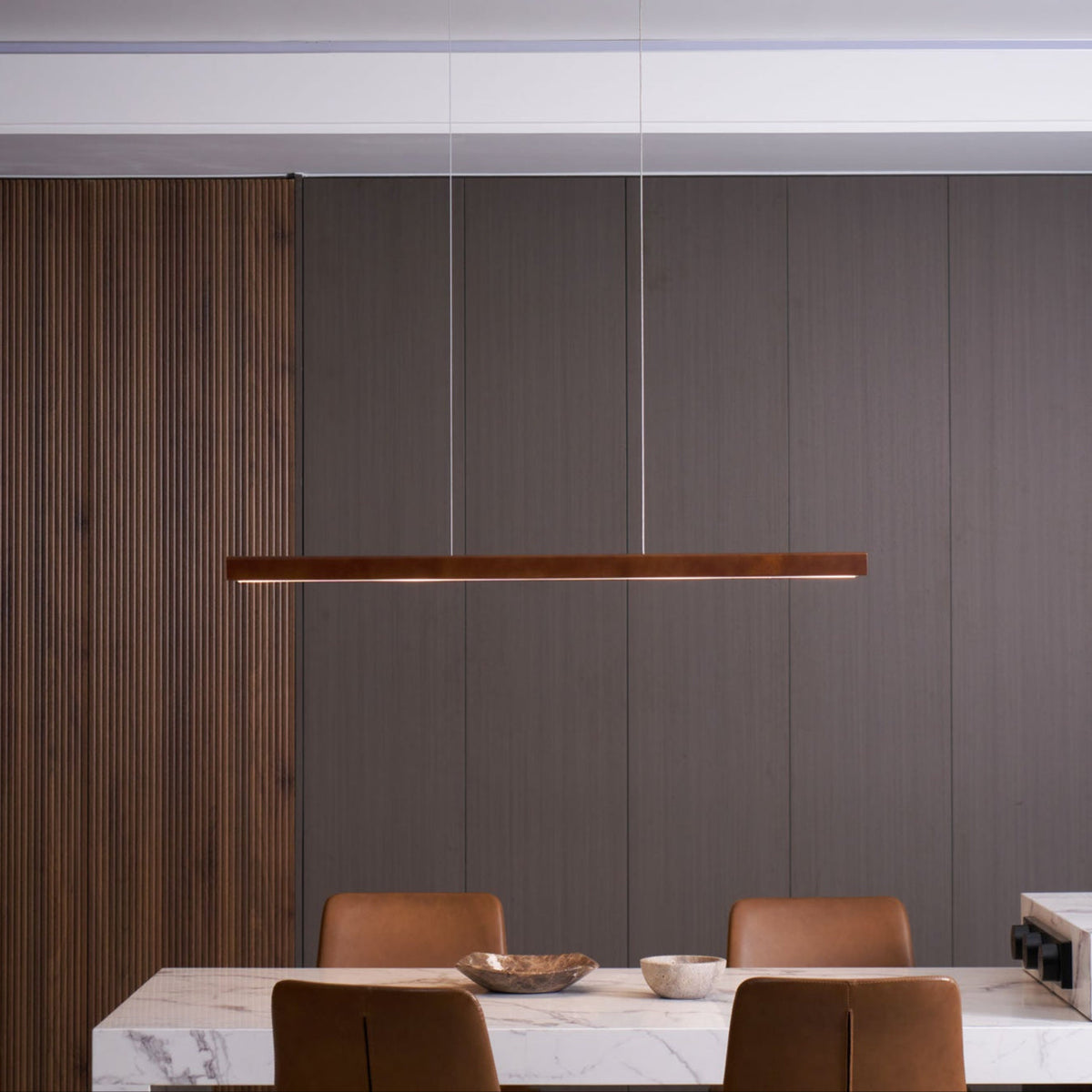 Lineaire houten hanglamp met ingebouwde led voor eetkamer en kookeiland, balkmodel, natuurlijke afwerking, verstelbare kabels, modern interieur | Thomler