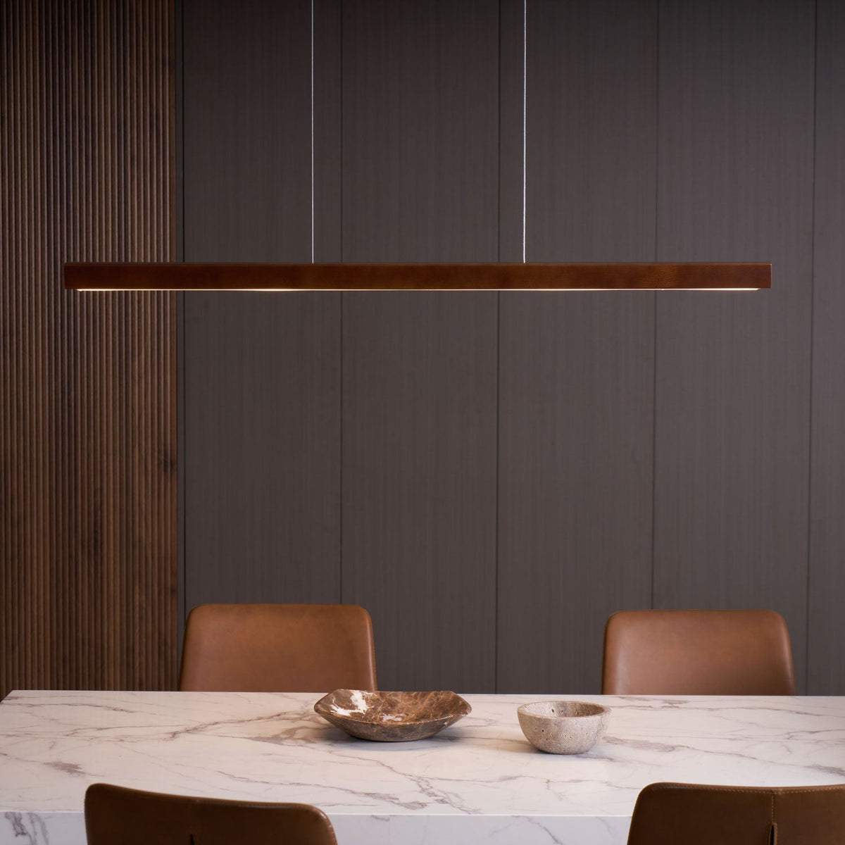 Lineaire houten hanglamp met ingebouwde led voor eetkamer en kookeiland, balkmodel, natuurlijke afwerking, verstelbare kabels, modern interieur | Thomler