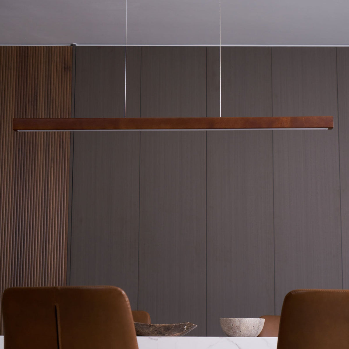 Lineaire houten hanglamp met ingebouwde led voor eetkamer en kookeiland, balkmodel, natuurlijke afwerking, verstelbare kabels, modern interieur | Thomler