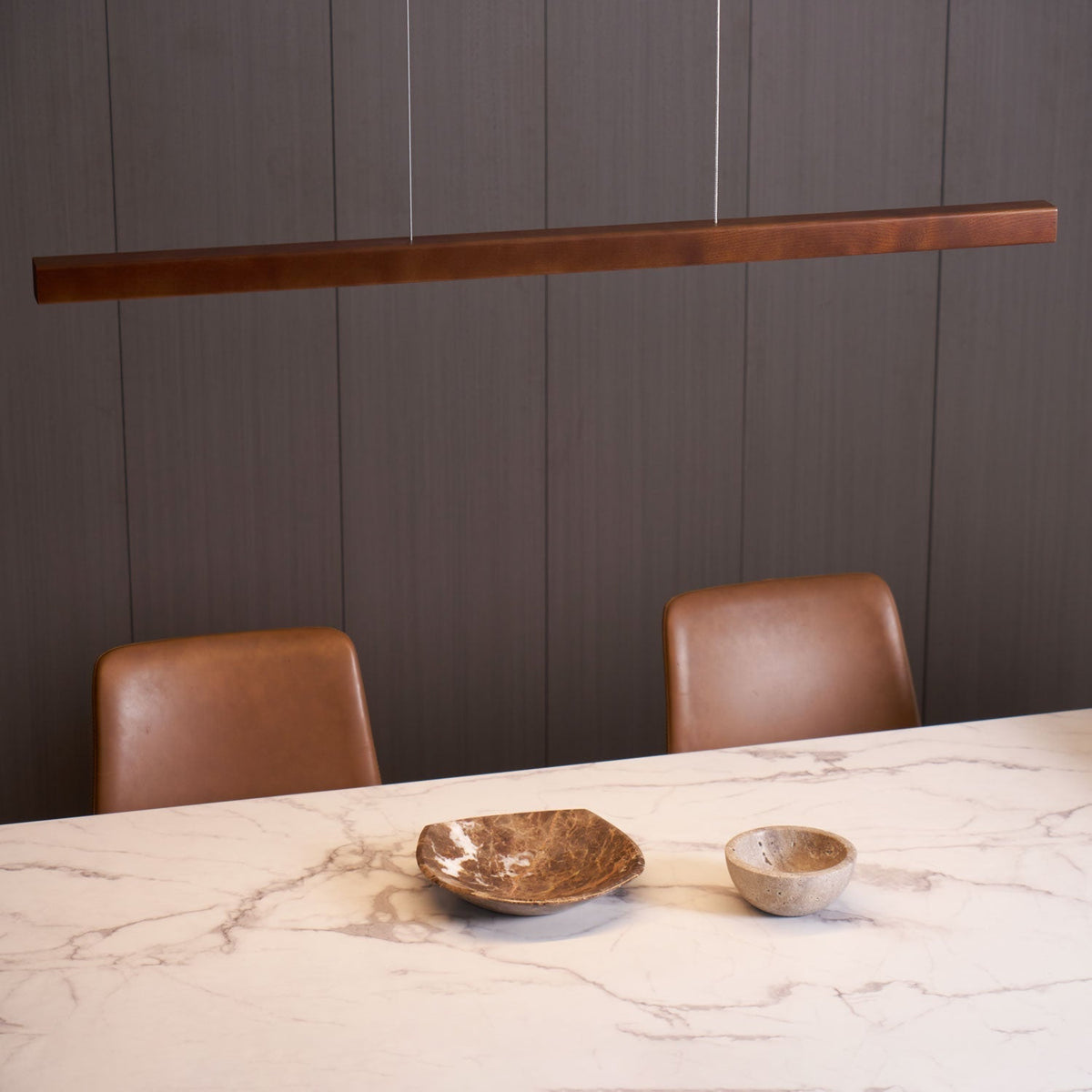 Lineaire houten hanglamp met ingebouwde led voor eetkamer en kookeiland, balkmodel, natuurlijke afwerking, verstelbare kabels, modern interieur | Thomler