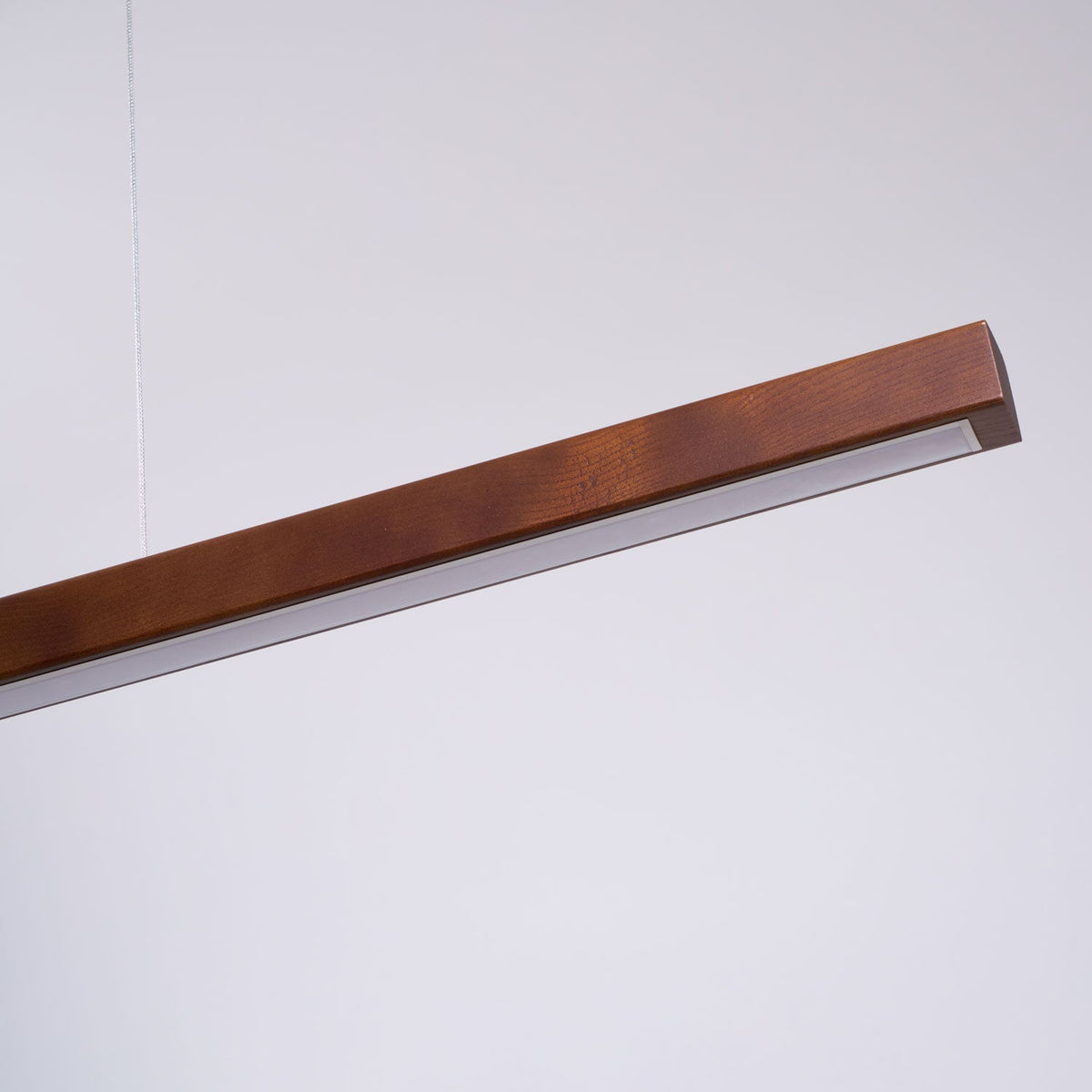 Lineaire houten hanglamp met ingebouwde led voor eetkamer en kookeiland, balkmodel, natuurlijke afwerking, verstelbare kabels, modern interieur | Thomler