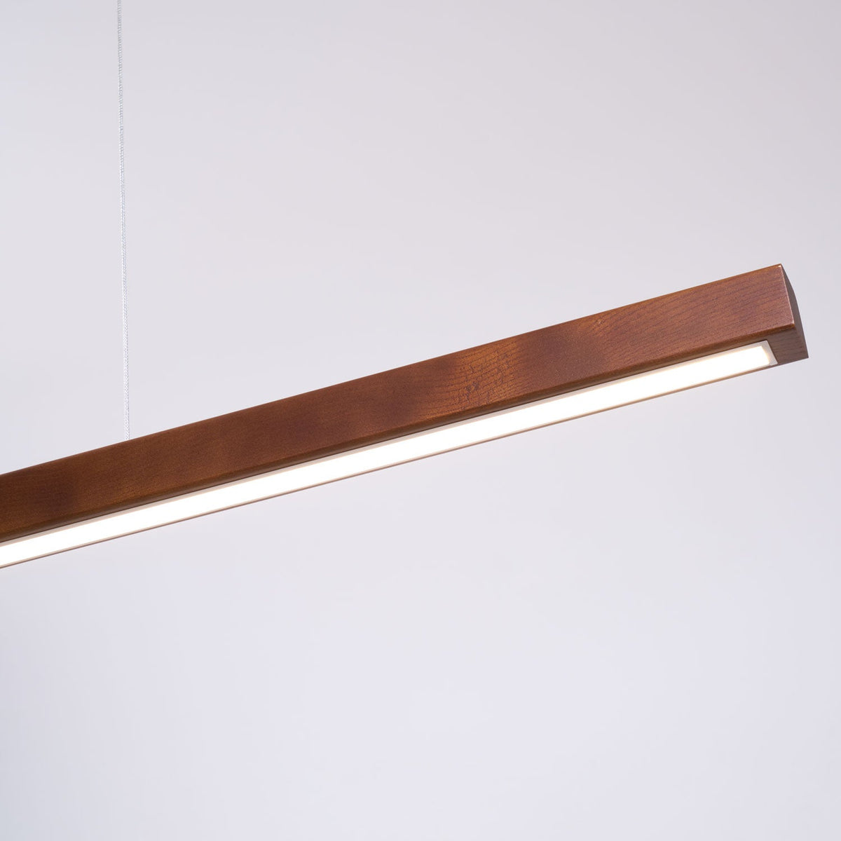 Lineaire houten hanglamp met ingebouwde led voor eetkamer en kookeiland, balkmodel, natuurlijke afwerking, verstelbare kabels, modern interieur | Thomler