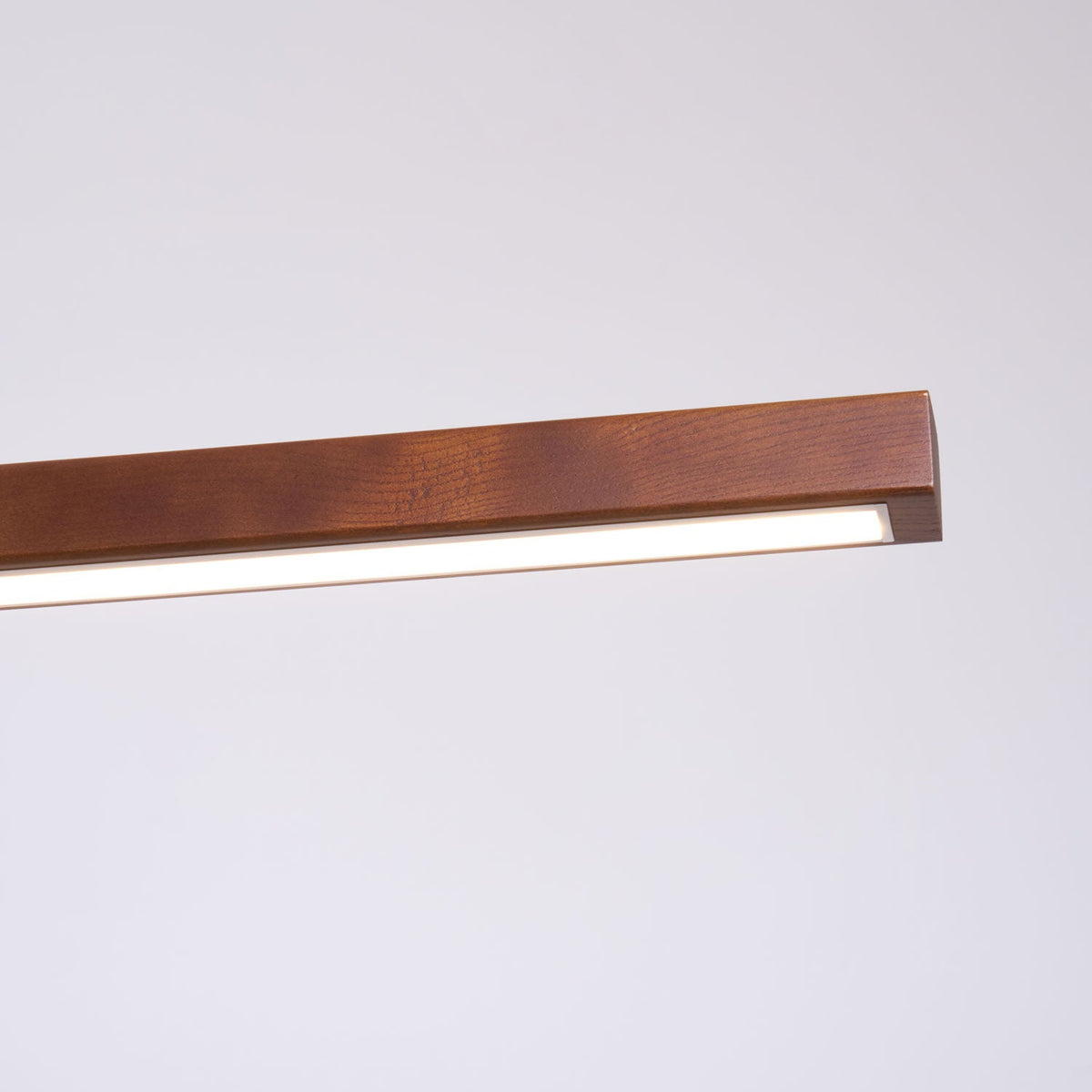Lineaire houten hanglamp met ingebouwde led voor eetkamer en kookeiland, balkmodel, natuurlijke afwerking, verstelbare kabels, modern interieur | Thomler