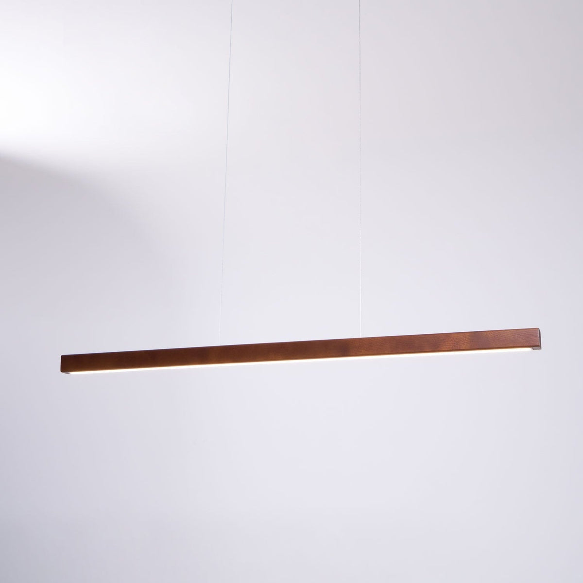 Lineaire houten hanglamp met ingebouwde led voor eetkamer en kookeiland, balkmodel, natuurlijke afwerking, verstelbare kabels, modern interieur | Thomler