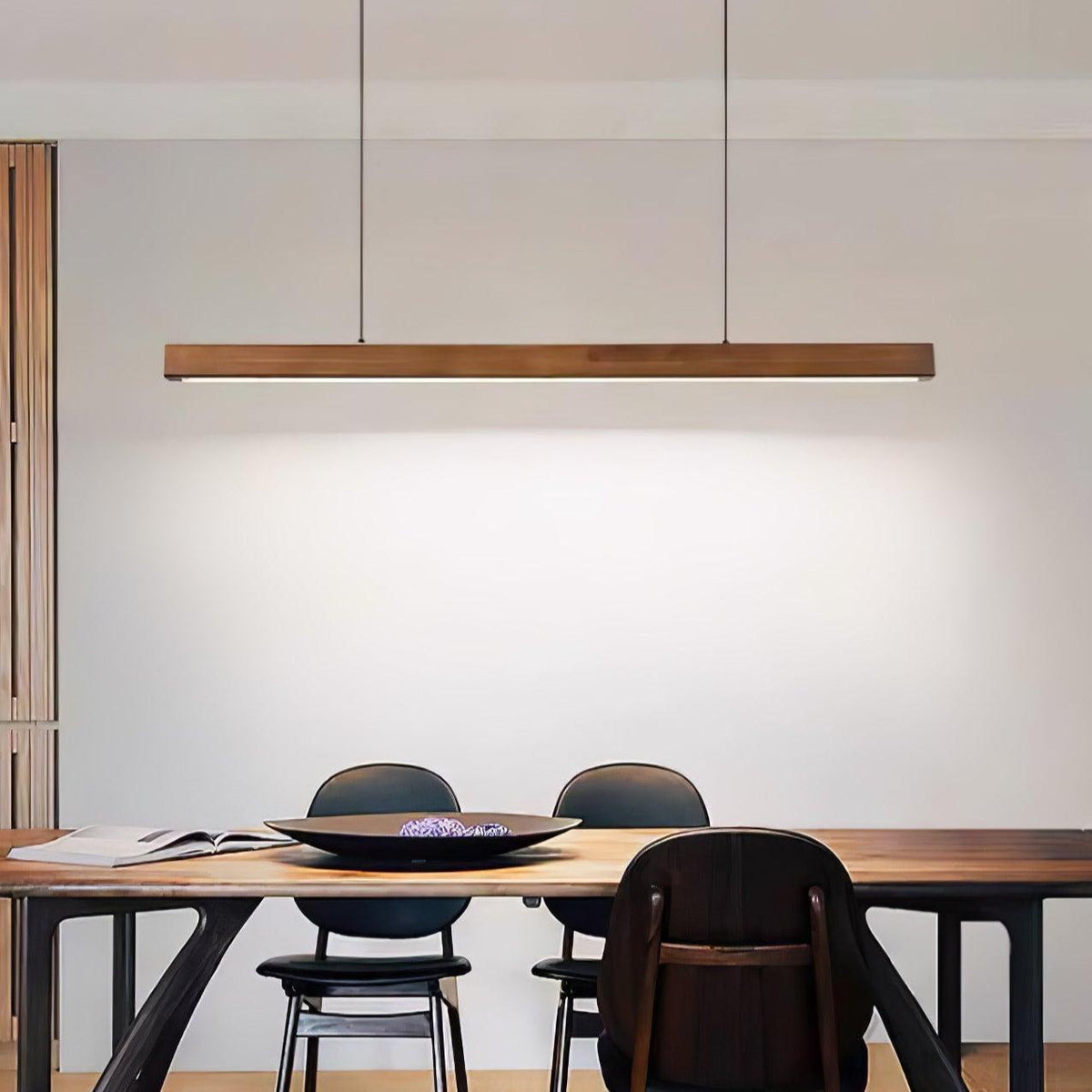 Lineaire houten hanglamp met ingebouwde led voor eetkamer en kookeiland, balkmodel, natuurlijke afwerking, verstelbare kabels, modern interieur | Thomler
