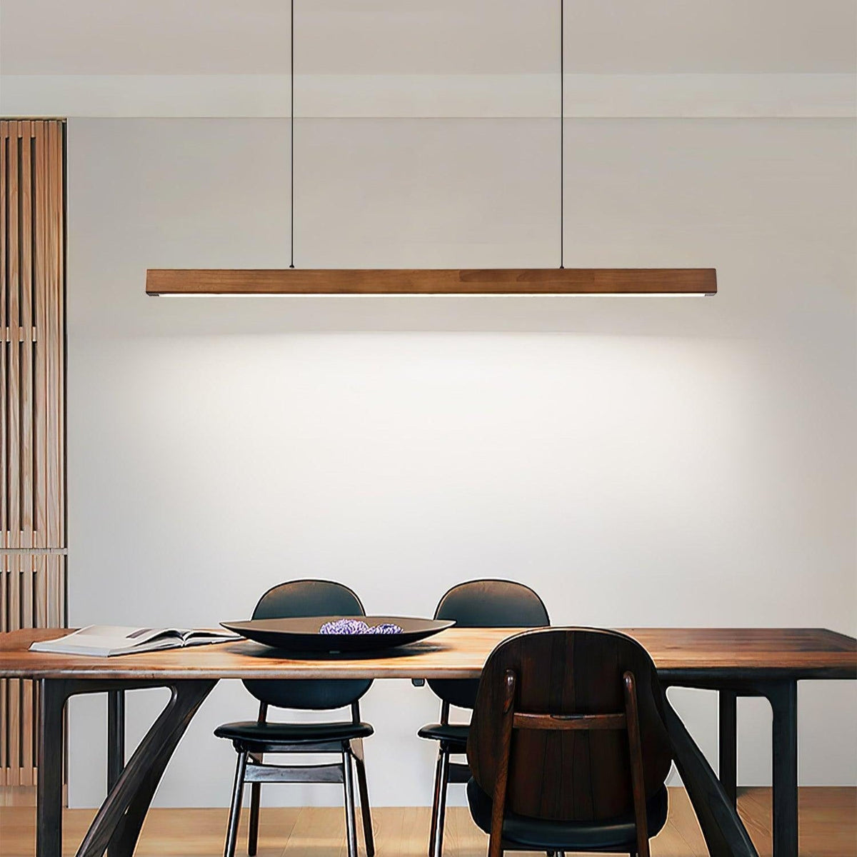 Lineaire houten hanglamp met ingebouwde led voor eetkamer en kookeiland, balkmodel, natuurlijke afwerking, verstelbare kabels, modern interieur | Thomler