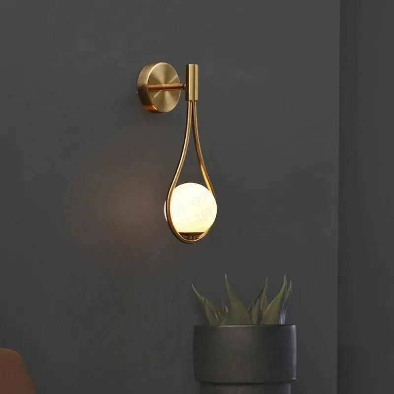 Metalen wandlamp met minimalistisch lineair ontwerp voor slaapkamer, woonkamer en hal – Modern Scandinavisch armatuur in zwart, goud | Thomler