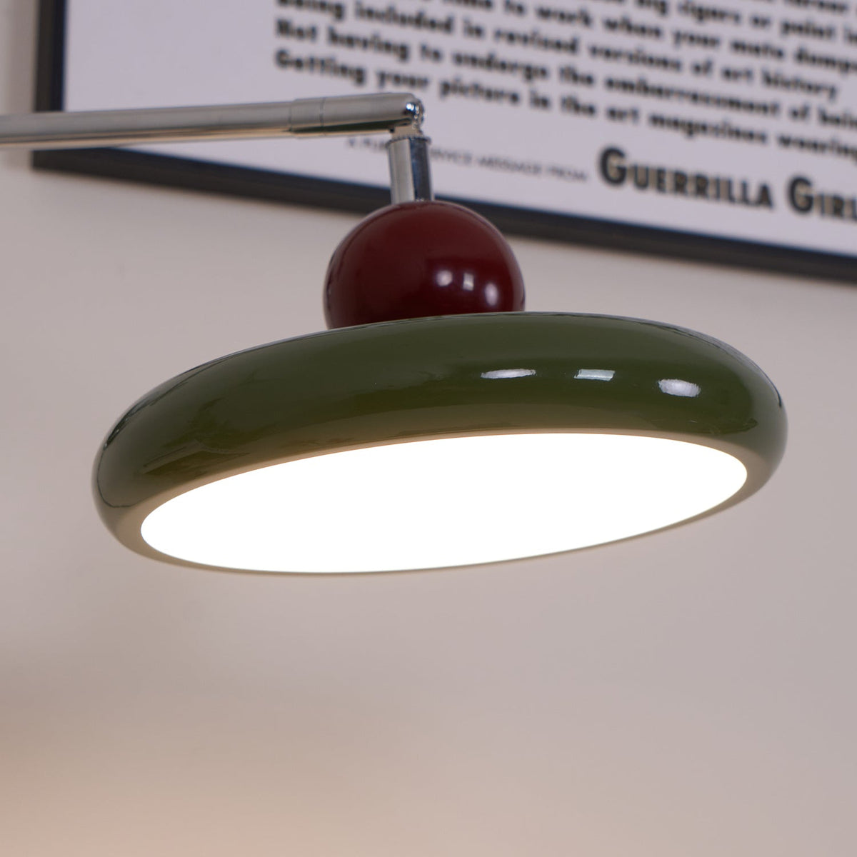 Aplique compacto enchufable con temperatura LED ajustable y detalles cromados para dormitorio, sala de estar, pasillo y rincón de lectura | Iluminación interior moderna | Thomler
