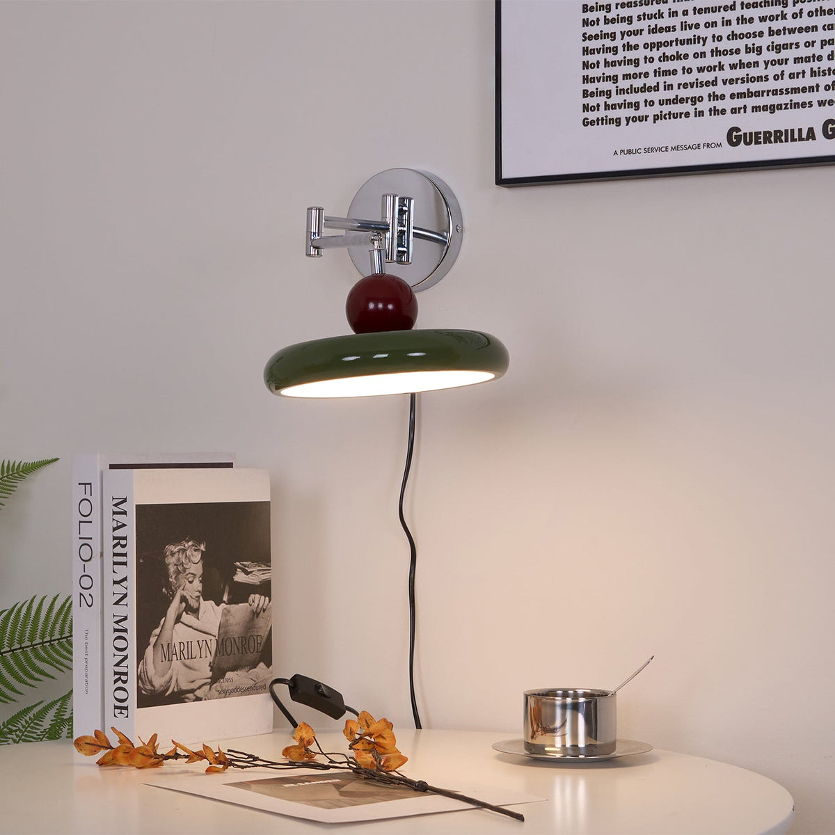 Aplique compacto enchufable con temperatura LED ajustable y detalles cromados para dormitorio, sala de estar, pasillo y rincón de lectura | Iluminación interior moderna | Thomler