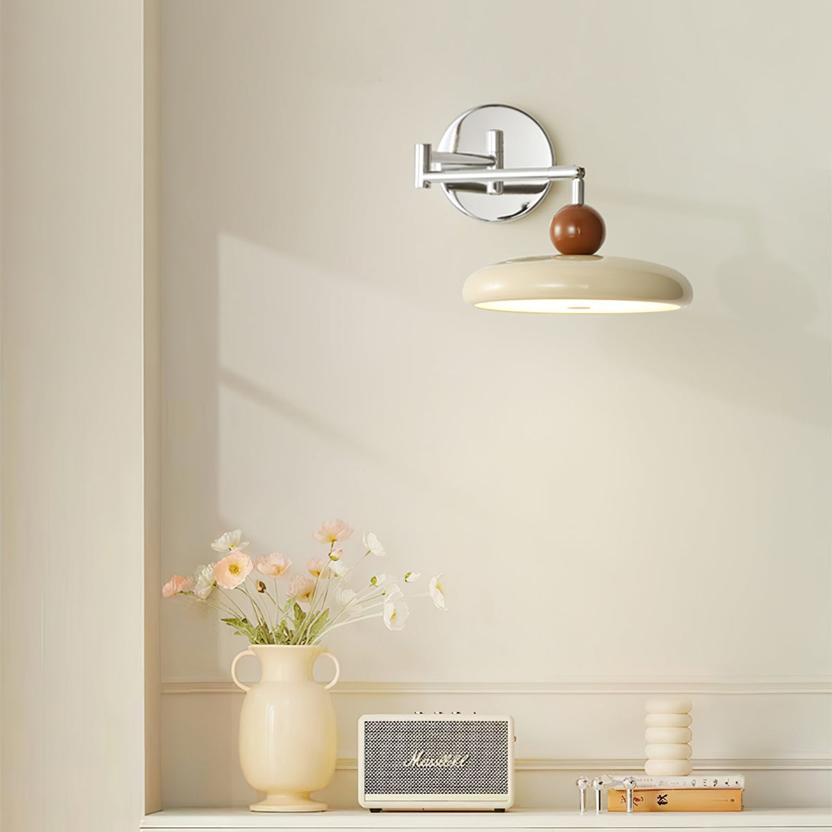 Aplique compacto enchufable con temperatura LED ajustable y detalles cromados para dormitorio, sala de estar, pasillo y rincón de lectura | Iluminación interior moderna | Thomler