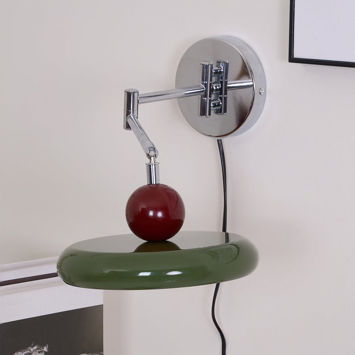 Aplique compacto enchufable con temperatura LED ajustable y detalles cromados para dormitorio, sala de estar, pasillo y rincón de lectura | Iluminación interior moderna | Thomler