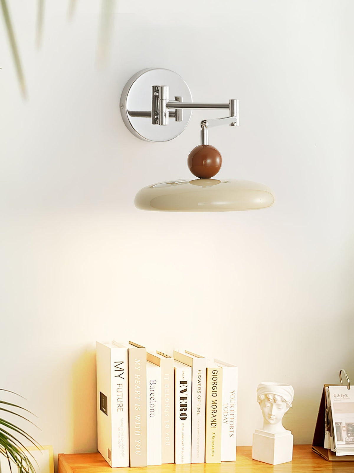 Aplique compacto enchufable con temperatura LED ajustable y detalles cromados para dormitorio, sala de estar, pasillo y rincón de lectura | Iluminación interior moderna | Thomler