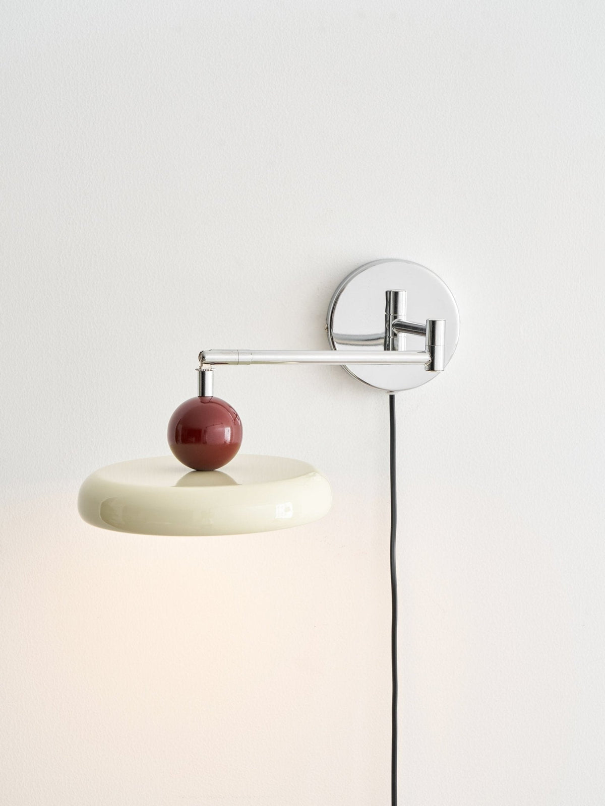 Aplique compacto enchufable con temperatura LED ajustable y detalles cromados para dormitorio, sala de estar, pasillo y rincón de lectura | Iluminación interior moderna | Thomler