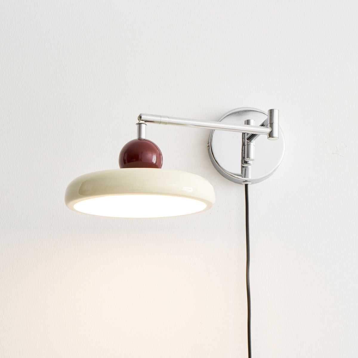 Aplique compacto enchufable con temperatura LED ajustable y detalles cromados para dormitorio, sala de estar, pasillo y rincón de lectura | Iluminación interior moderna | Thomler