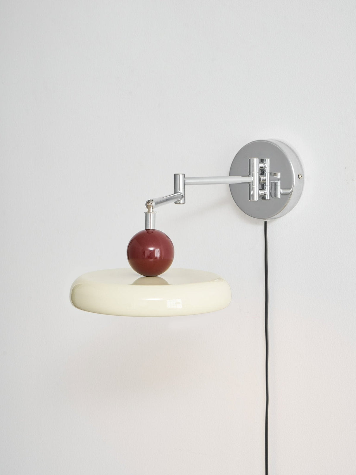 Aplique compacto enchufable con temperatura LED ajustable y detalles cromados para dormitorio, sala de estar, pasillo y rincón de lectura | Iluminación interior moderna | Thomler