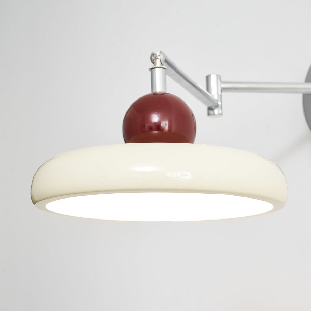 Aplique compacto enchufable con temperatura LED ajustable y detalles cromados para dormitorio, sala de estar, pasillo y rincón de lectura | Iluminación interior moderna | Thomler