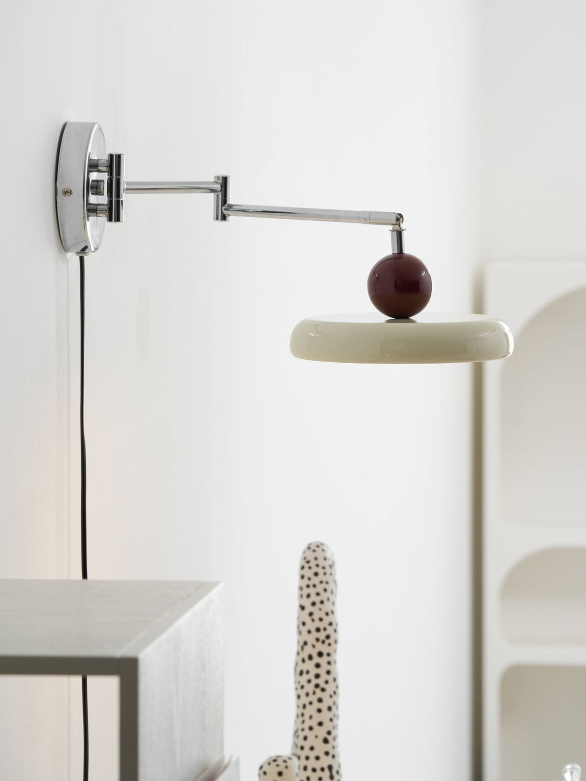 Aplique compacto enchufable con temperatura LED ajustable y detalles cromados para dormitorio, sala de estar, pasillo y rincón de lectura | Iluminación interior moderna | Thomler