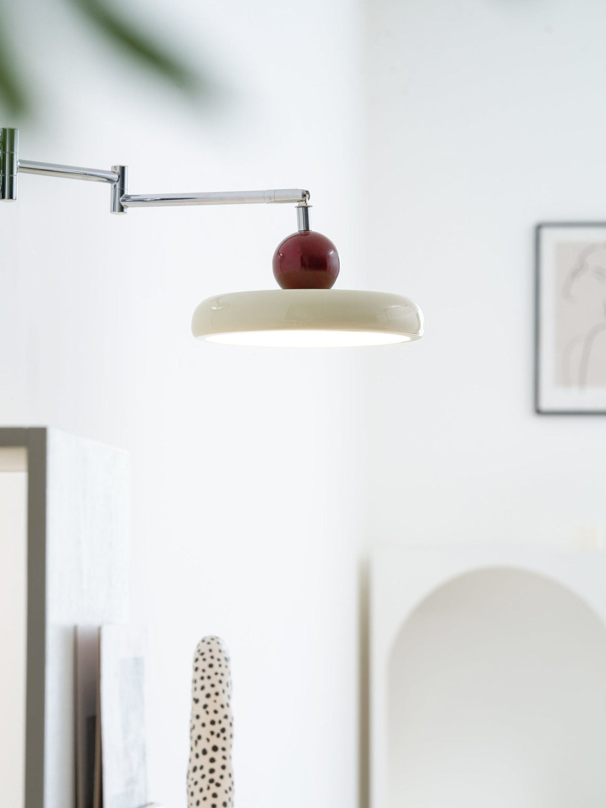 Aplique compacto enchufable con temperatura LED ajustable y detalles cromados para dormitorio, sala de estar, pasillo y rincón de lectura | Iluminación interior moderna | Thomler