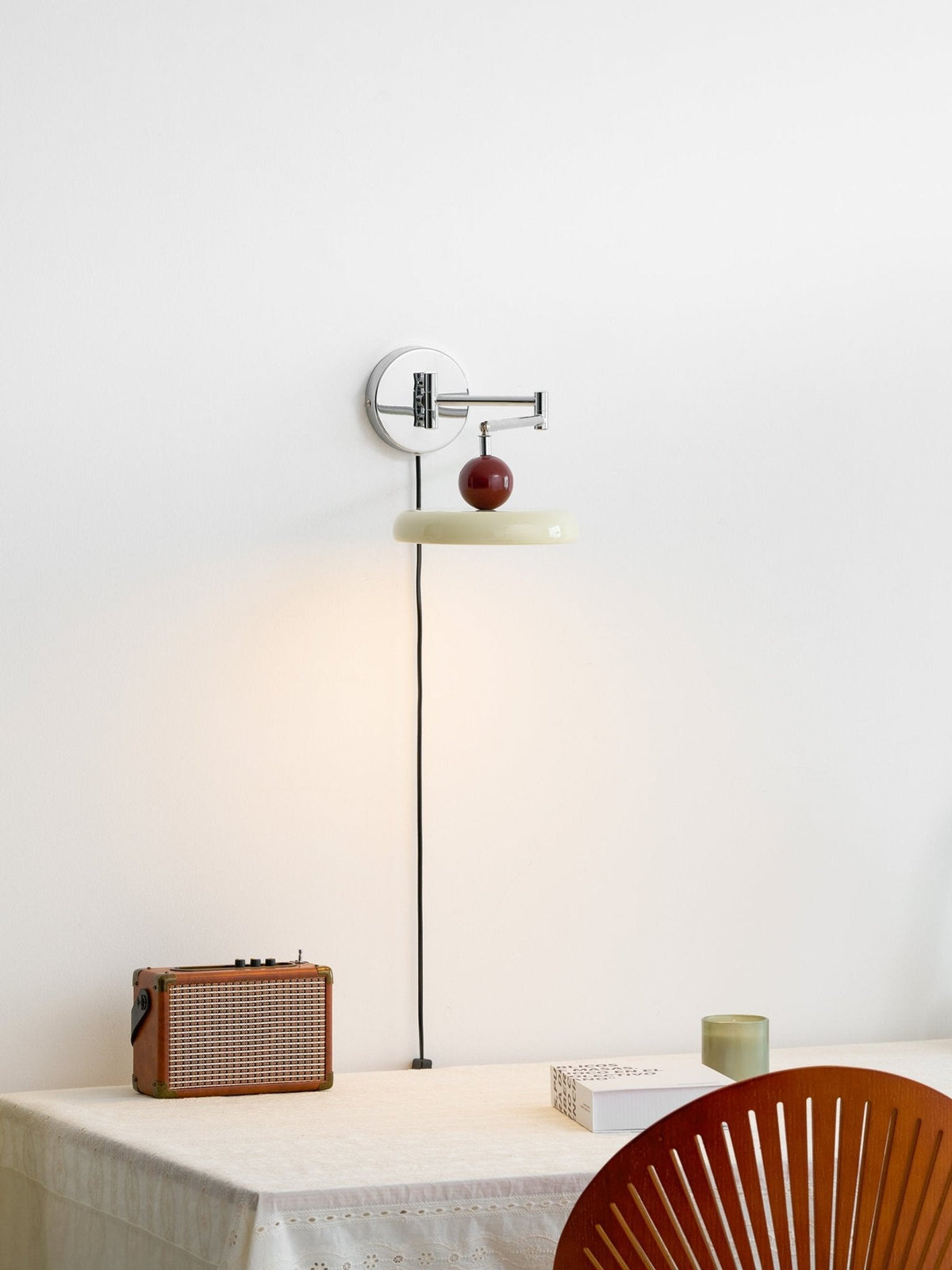 Aplique compacto enchufable con temperatura LED ajustable y detalles cromados para dormitorio, sala de estar, pasillo y rincón de lectura | Iluminación interior moderna | Thomler