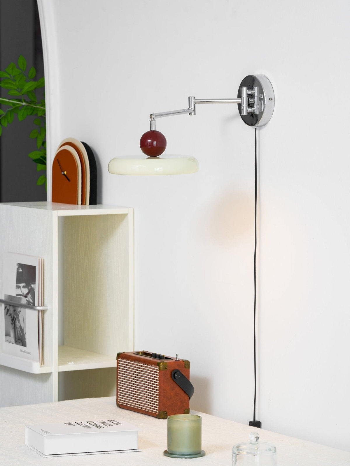 Aplique compacto enchufable con temperatura LED ajustable y detalles cromados para dormitorio, sala de estar, pasillo y rincón de lectura | Iluminación interior moderna | Thomler