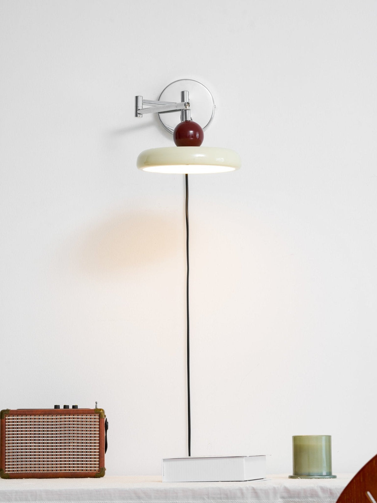 Aplique compacto enchufable con temperatura LED ajustable y detalles cromados para dormitorio, sala de estar, pasillo y rincón de lectura | Iluminación interior moderna | Thomler