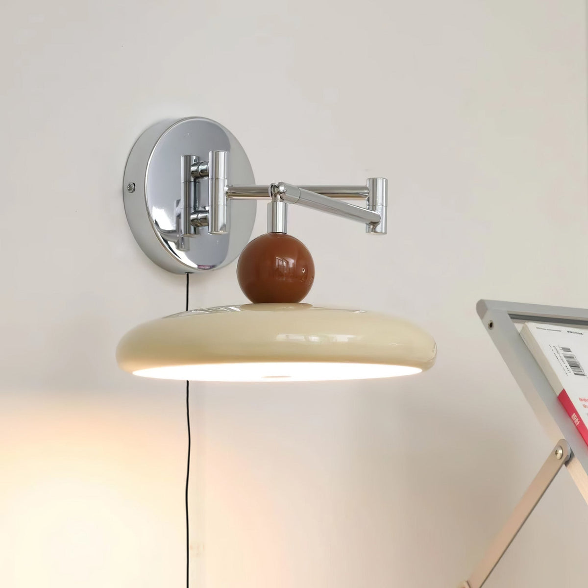 Aplique compacto enchufable con temperatura LED ajustable y detalles cromados para dormitorio, sala de estar, pasillo y rincón de lectura | Iluminación interior moderna | Thomler