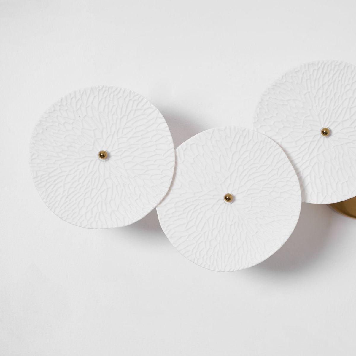 Aplique de pétalo esculpido dorado y blanco, lámpara LED Art Déco para pasillo, sala de estar, meditación, dormitorio, acento, 19.7 pulgadas, montaje en pared, iluminación interior | Thomler