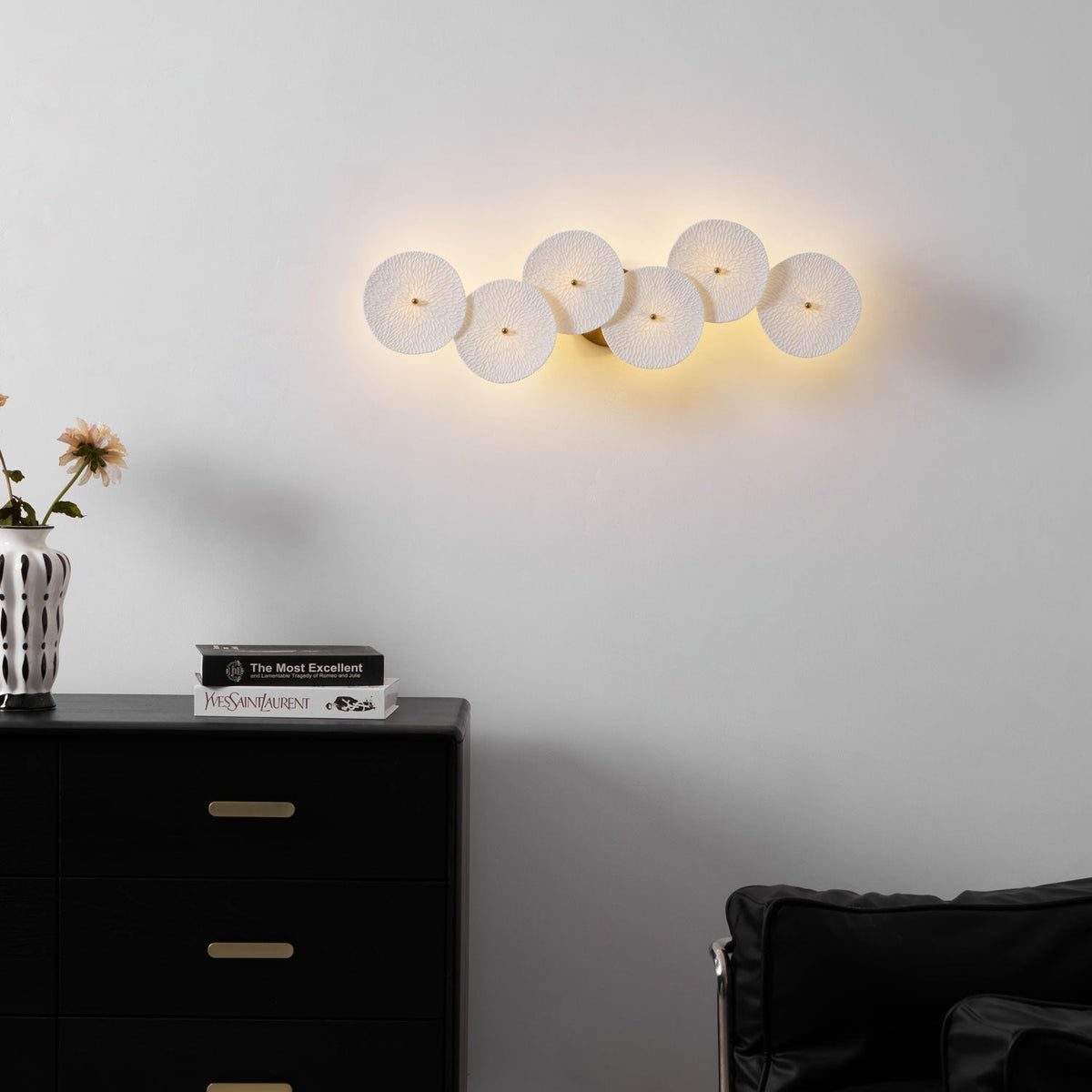 Aplique de pétalo esculpido dorado y blanco, lámpara LED Art Déco para pasillo, sala de estar, meditación, dormitorio, acento, 19.7 pulgadas, montaje en pared, iluminación interior | Thomler