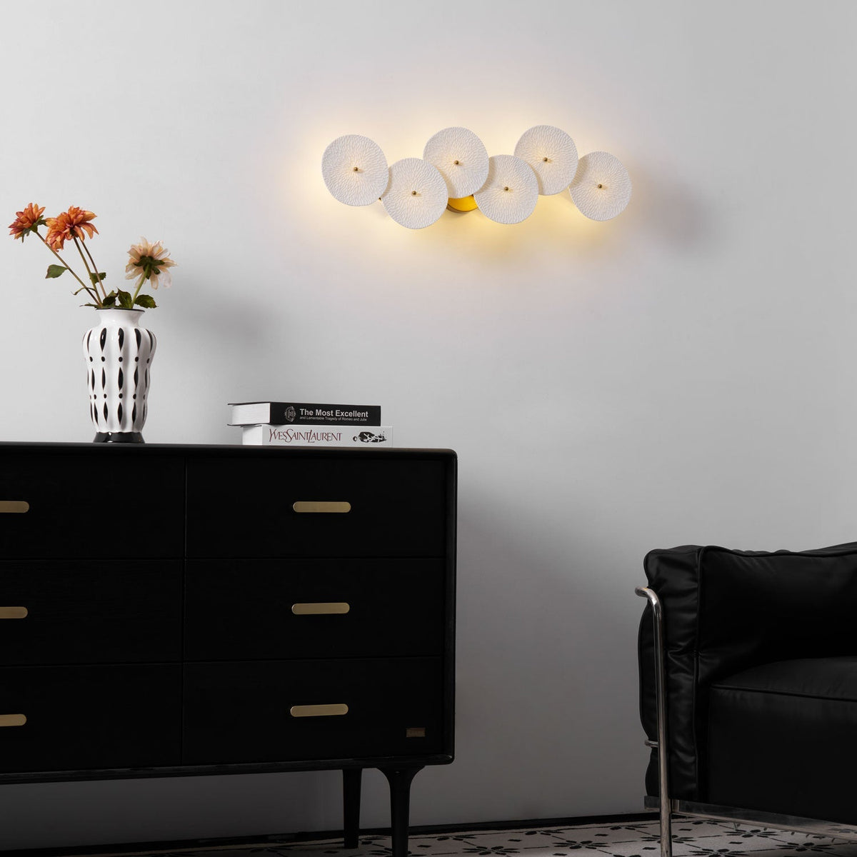 Aplique de pétalo esculpido dorado y blanco, lámpara LED Art Déco para pasillo, sala de estar, meditación, dormitorio, acento, 19.7 pulgadas, montaje en pared, iluminación interior | Thomler