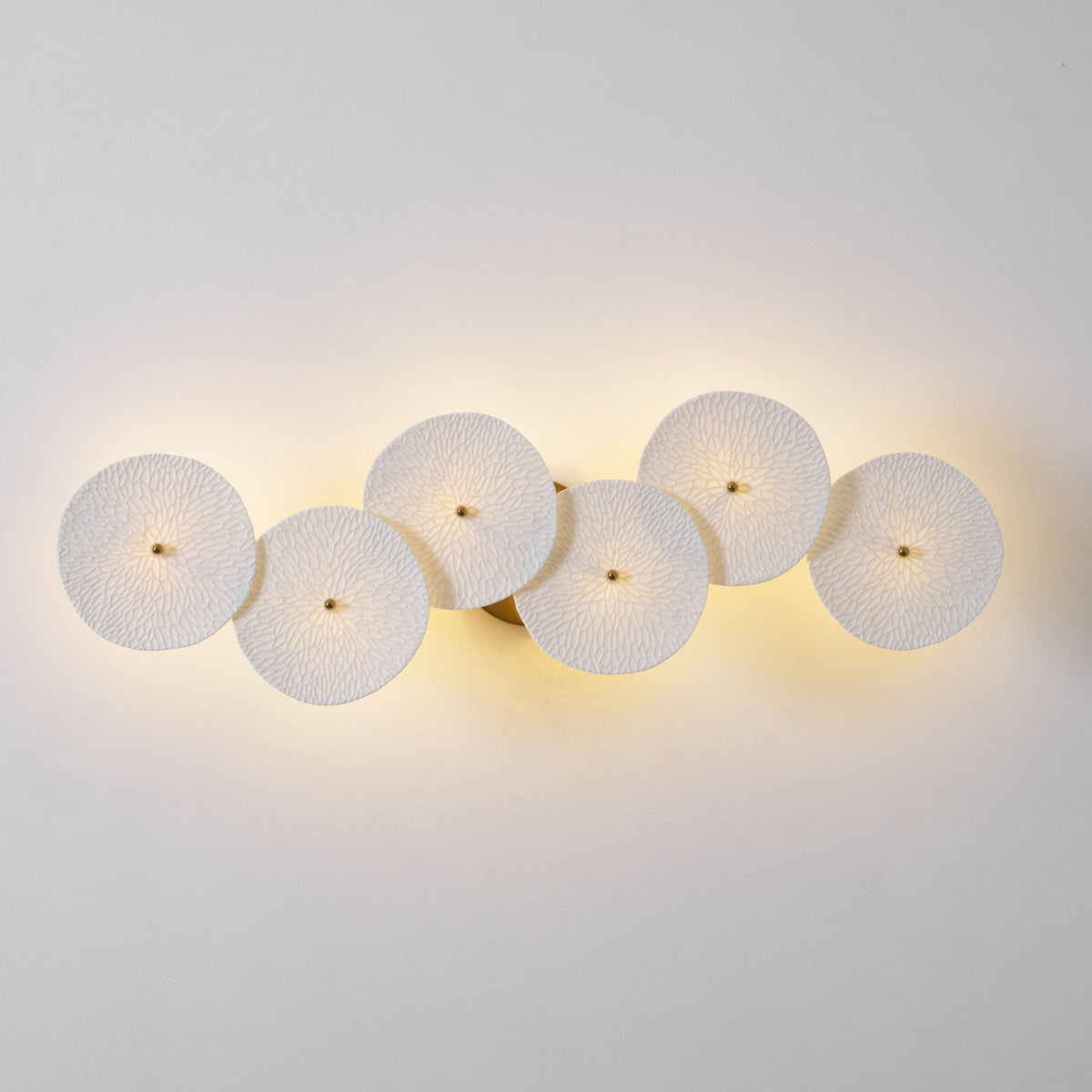 Aplique de pétalo esculpido dorado y blanco, lámpara LED Art Déco para pasillo, sala de estar, meditación, dormitorio, acento, 19.7 pulgadas, montaje en pared, iluminación interior | Thomler