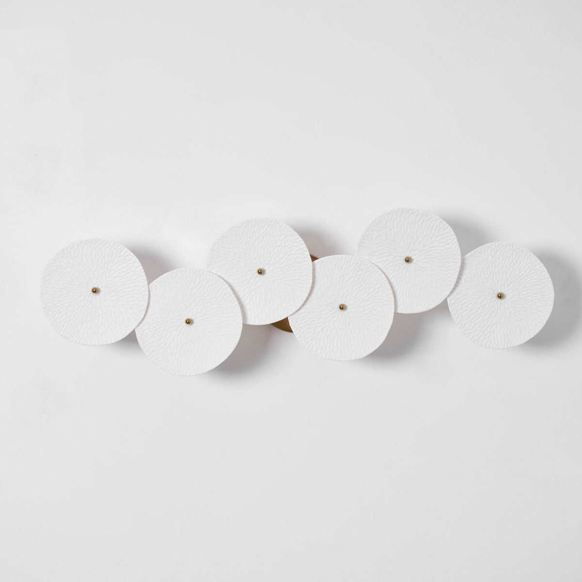 Aplique de pétalo esculpido dorado y blanco, lámpara LED Art Déco para pasillo, sala de estar, meditación, dormitorio, acento, 19.7 pulgadas, montaje en pared, iluminación interior | Thomler