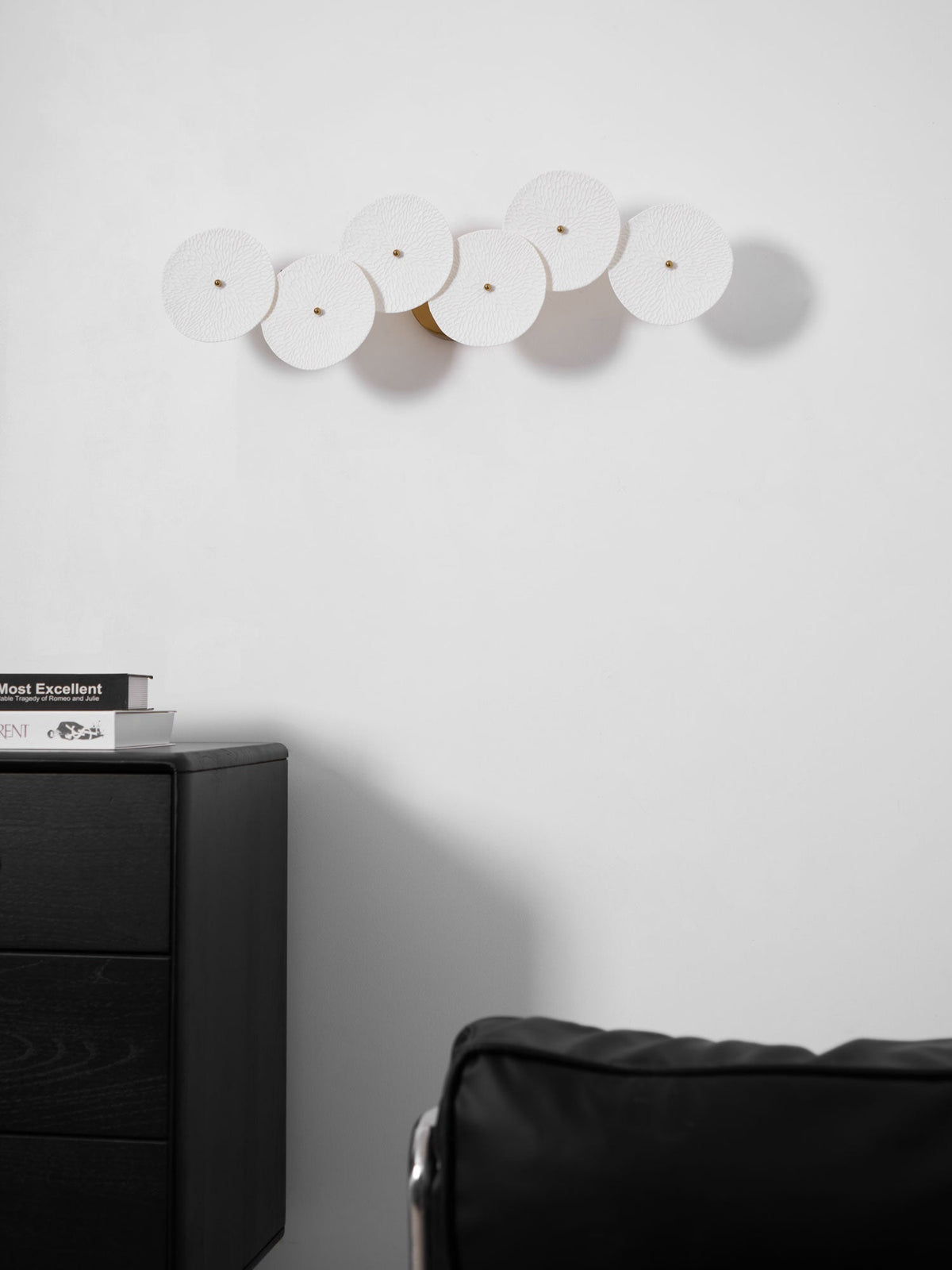 Aplique de pétalo esculpido dorado y blanco, lámpara LED Art Déco para pasillo, sala de estar, meditación, dormitorio, acento, 19.7 pulgadas, montaje en pared, iluminación interior | Thomler