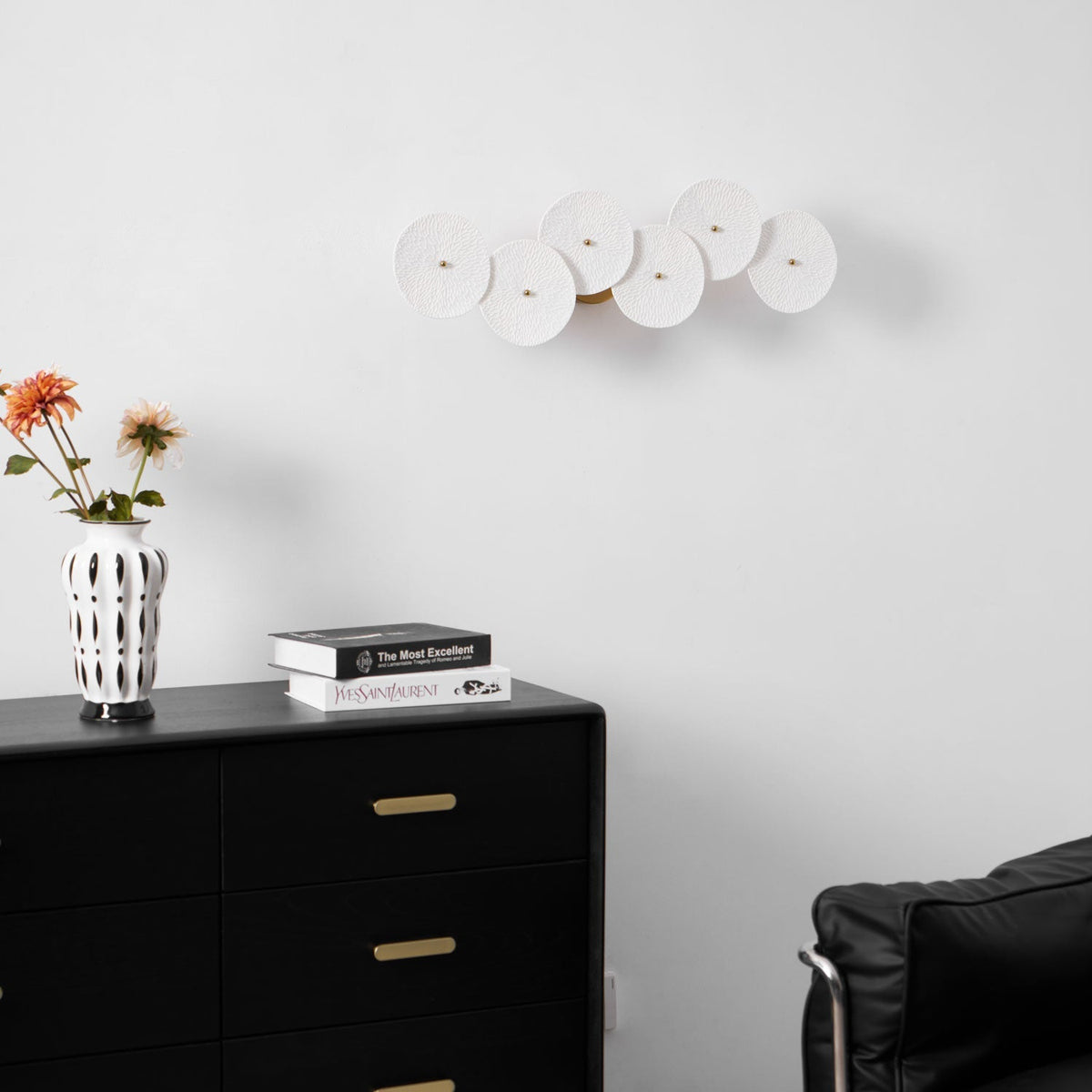 Aplique de pétalo esculpido dorado y blanco, lámpara LED Art Déco para pasillo, sala de estar, meditación, dormitorio, acento, 19.7 pulgadas, montaje en pared, iluminación interior | Thomler