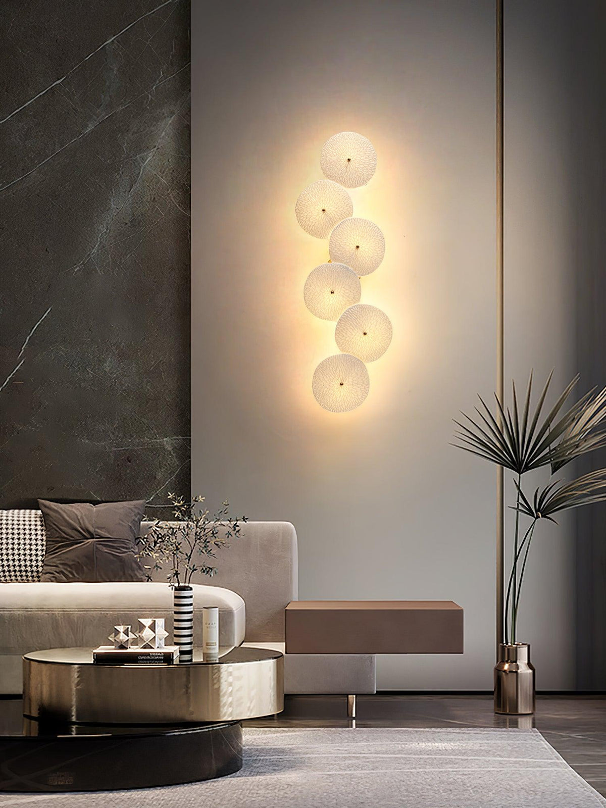 Aplique de pétalo esculpido dorado y blanco, lámpara LED Art Déco para pasillo, sala de estar, meditación, dormitorio, acento, 19.7 pulgadas, montaje en pared, iluminación interior | Thomler