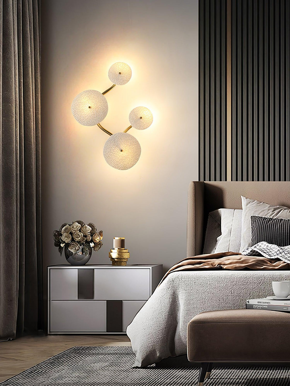 Aplique de pétalo esculpido dorado y blanco, lámpara LED Art Déco para pasillo, sala de estar, meditación, dormitorio, acento, 19.7 pulgadas, montaje en pared, iluminación interior | Thomler