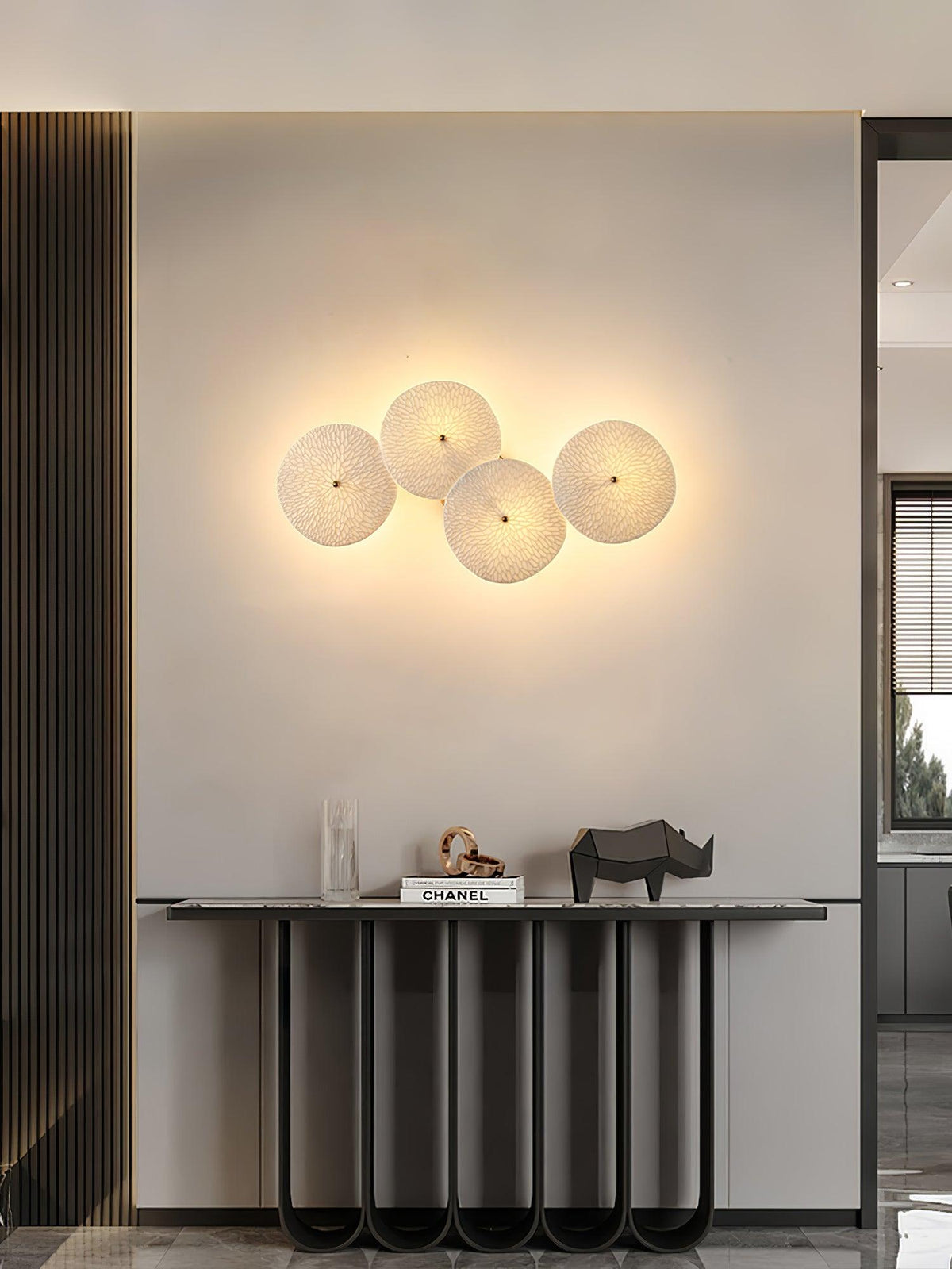 Aplique de pétalo esculpido dorado y blanco, lámpara LED Art Déco para pasillo, sala de estar, meditación, dormitorio, acento, 19.7 pulgadas, montaje en pared, iluminación interior | Thomler