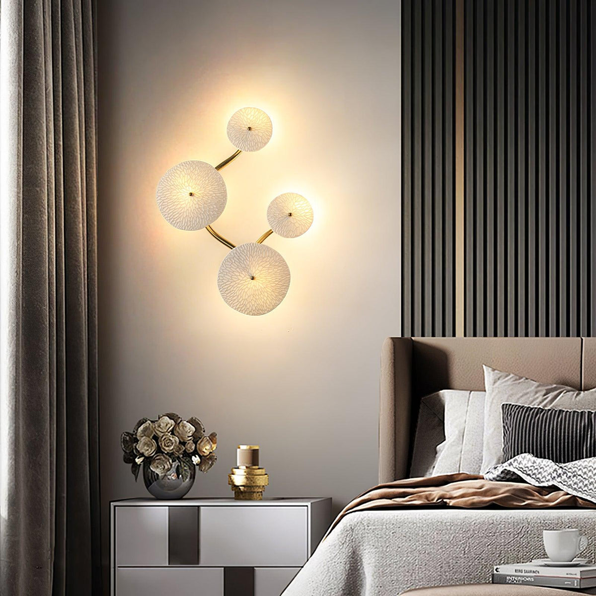 Aplique de pétalo esculpido dorado y blanco, lámpara LED Art Déco para pasillo, sala de estar, meditación, dormitorio, acento, 19.7 pulgadas, montaje en pared, iluminación interior | Thomler