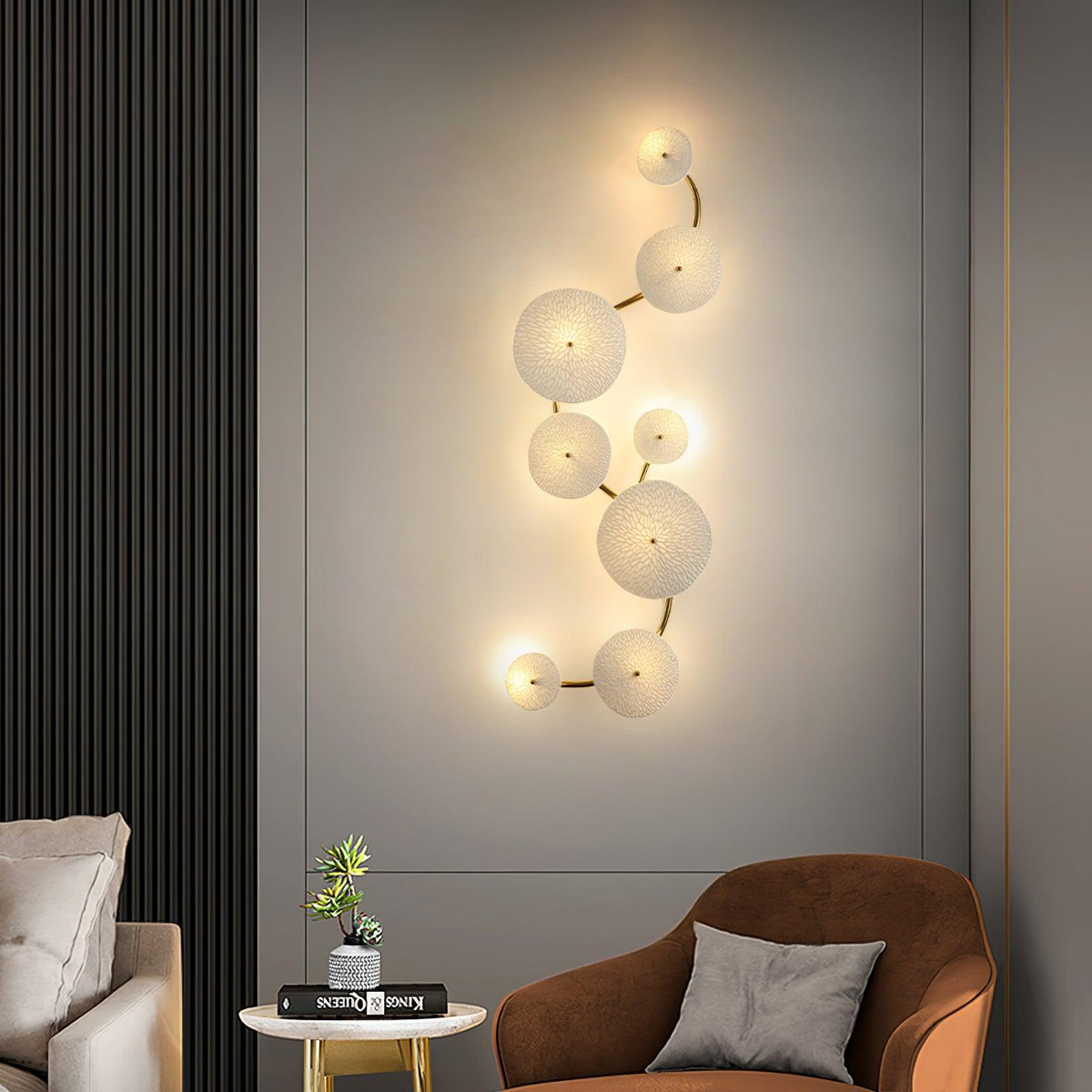 Aplique de pétalo esculpido dorado y blanco, lámpara LED Art Déco para pasillo, sala de estar, meditación, dormitorio, acento, 19.7 pulgadas, montaje en pared, iluminación interior | Thomler