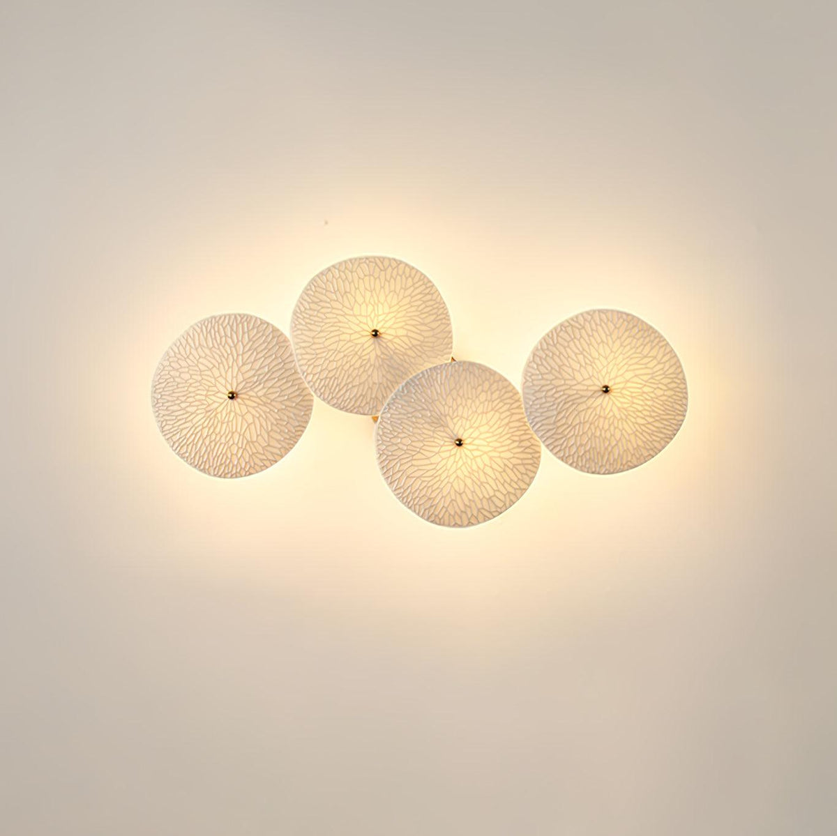 Aplique de pétalo esculpido dorado y blanco, lámpara LED Art Déco para pasillo, sala de estar, meditación, dormitorio, acento, 19.7 pulgadas, montaje en pared, iluminación interior | Thomler
