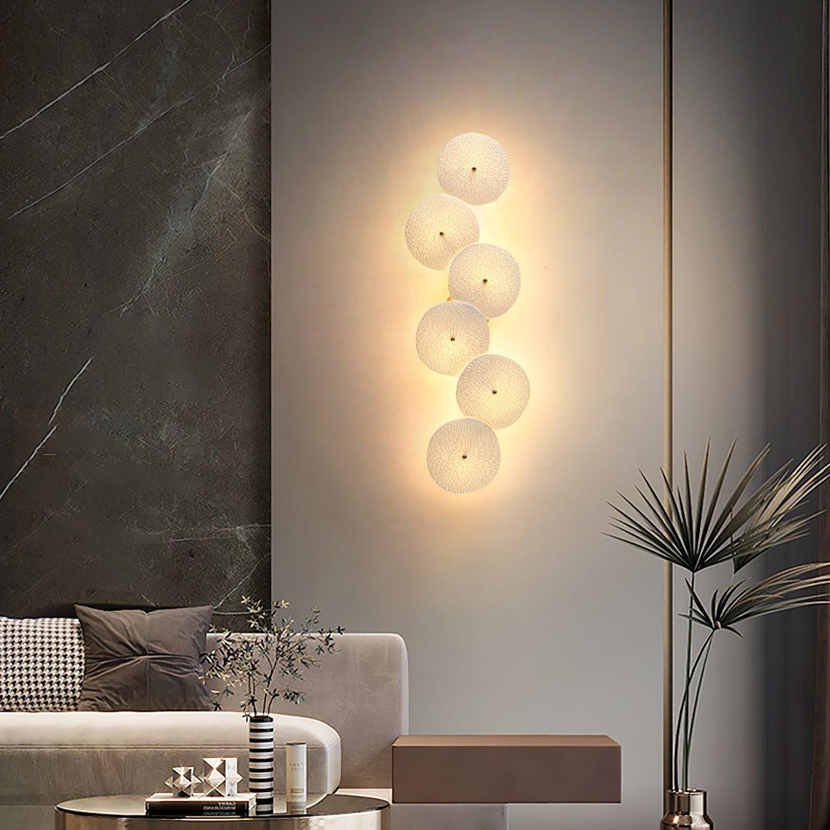 Aplique de pétalo esculpido dorado y blanco, lámpara LED Art Déco para pasillo, sala de estar, meditación, dormitorio, acento, 19.7 pulgadas, montaje en pared, iluminación interior | Thomler