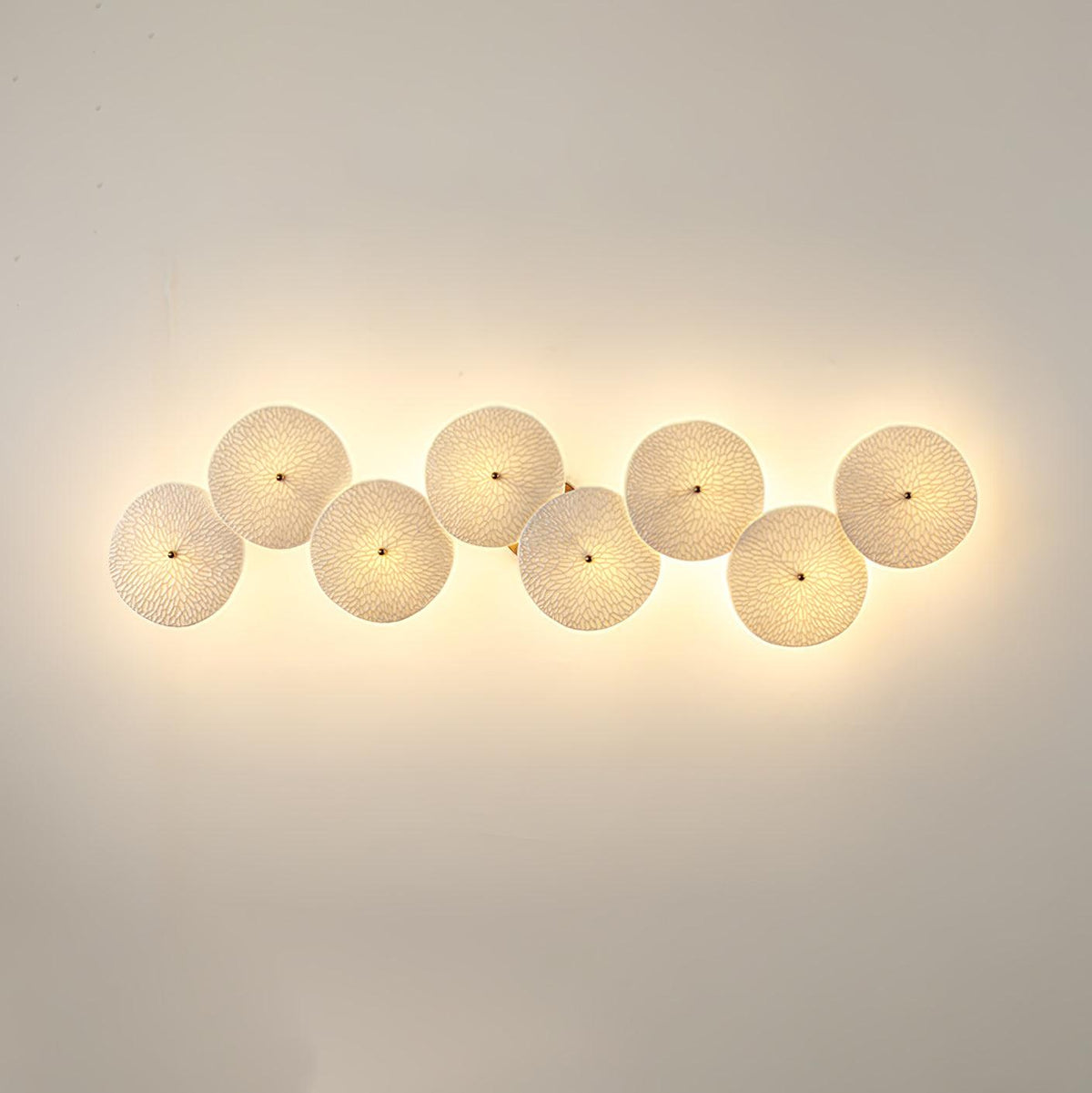 Aplique de pétalo esculpido dorado y blanco, lámpara LED Art Déco para pasillo, sala de estar, meditación, dormitorio, acento, 19.7 pulgadas, montaje en pared, iluminación interior | Thomler