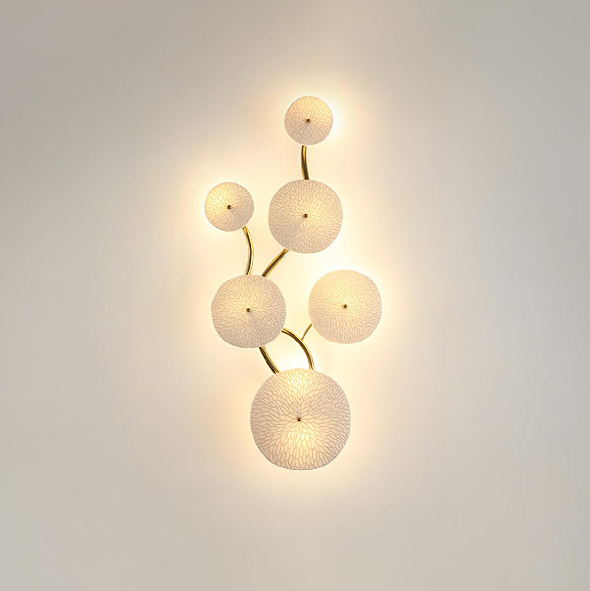 Aplique de pétalo esculpido dorado y blanco, lámpara LED Art Déco para pasillo, sala de estar, meditación, dormitorio, acento, 19.7 pulgadas, montaje en pared, iluminación interior | Thomler
