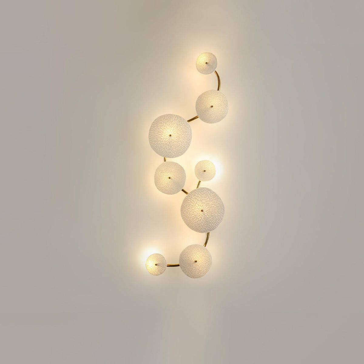 Aplique de pétalo esculpido dorado y blanco, lámpara LED Art Déco para pasillo, sala de estar, meditación, dormitorio, acento, 19.7 pulgadas, montaje en pared, iluminación interior | Thomler